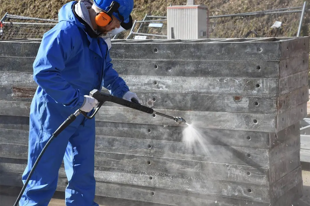 Uso de desencofrante en tableros de losa