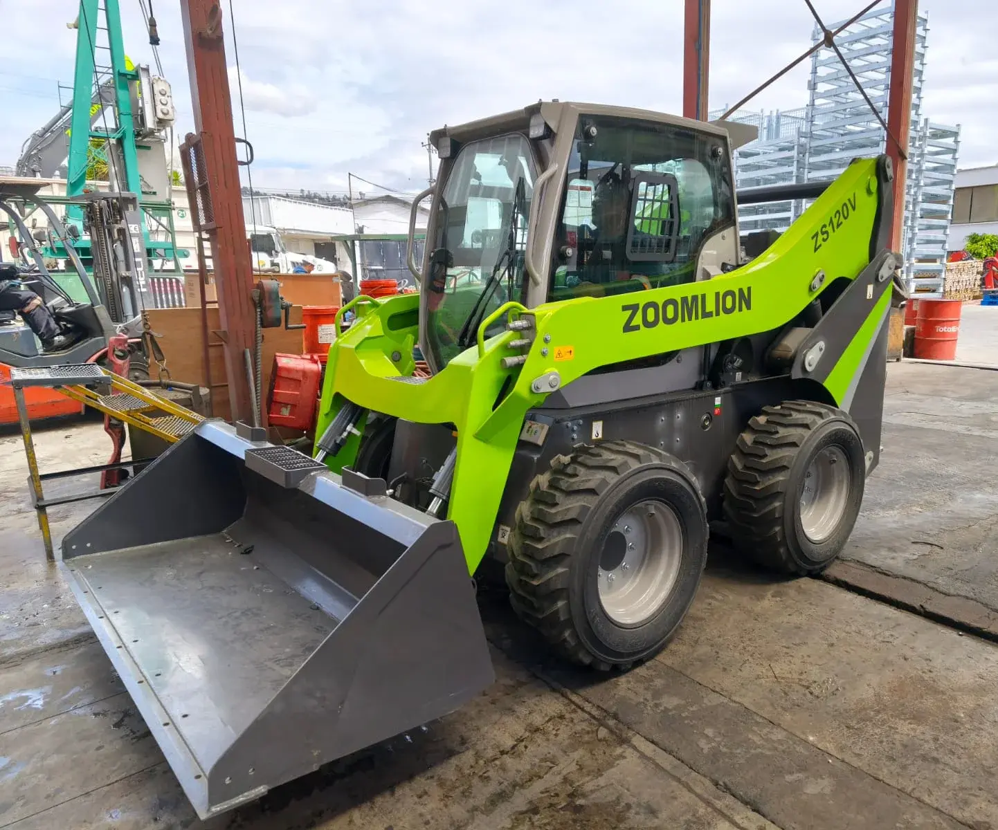 Minicargadora Zoomlion en sector industrial